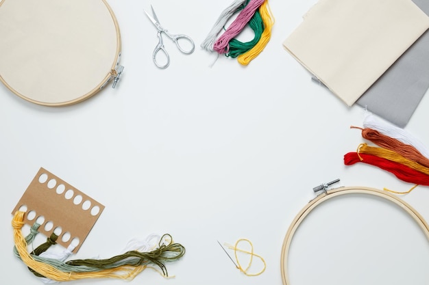 atelier broderie cu masa de lucru